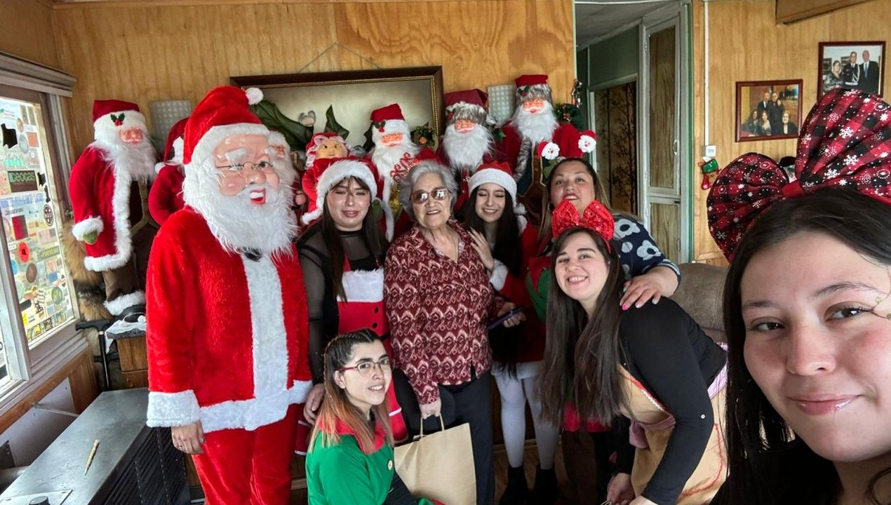 /senama-entrega-regalos-navidenos-a-personas-mayores-en-tierra-del-fuego