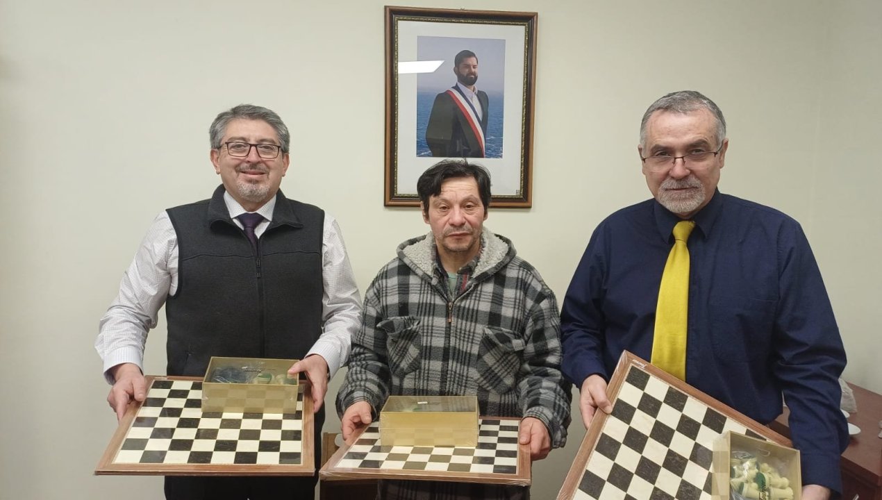 /entrega-de-tableros-y-fichas-de-ajedrez-a-la-agrupacion-de-porvenir