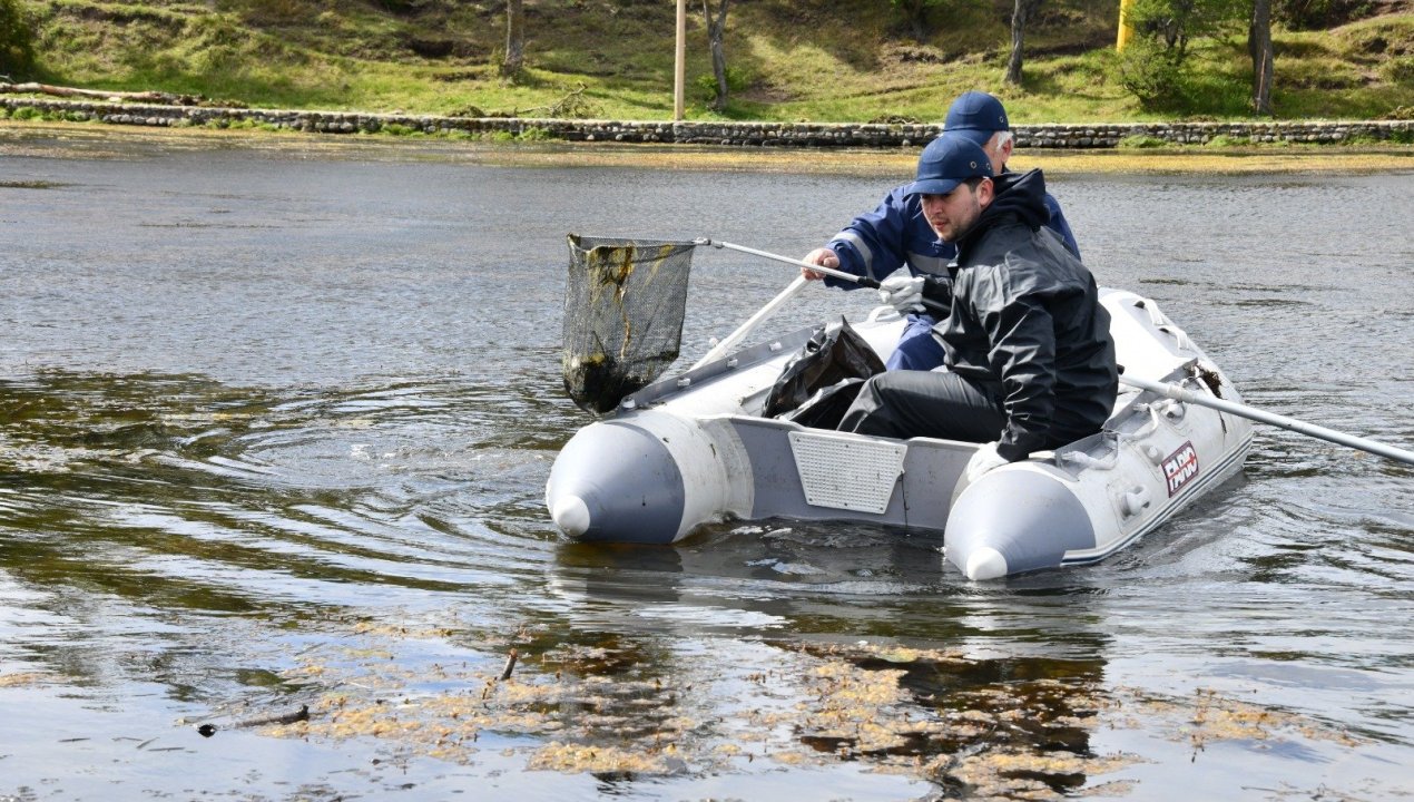 /municipio-retiro-cerca-de-100-kilos-de-desechos-desde-laguna-del-parque